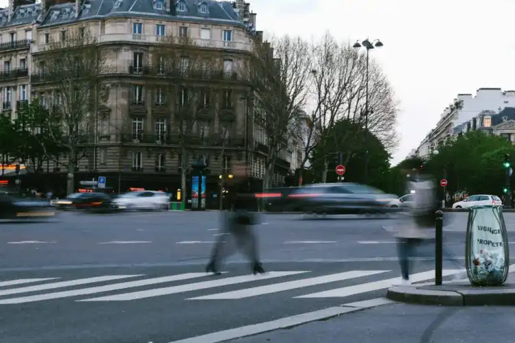 Pessoa caminhando pelas ruas de Paris, França