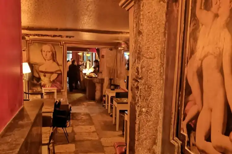 Ambiente de bar vintage em Lisboa