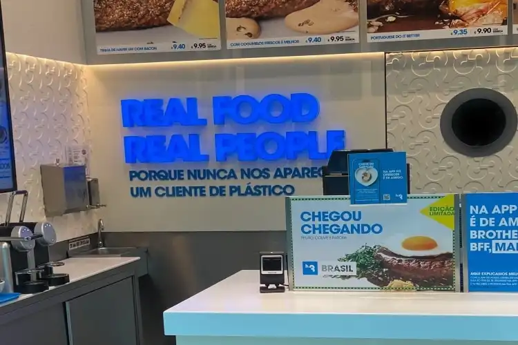 Restaurante com letreiro em português e inglês