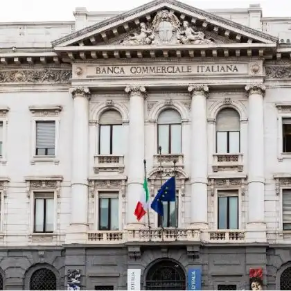 Prédio de banco na Itália para abrir conta