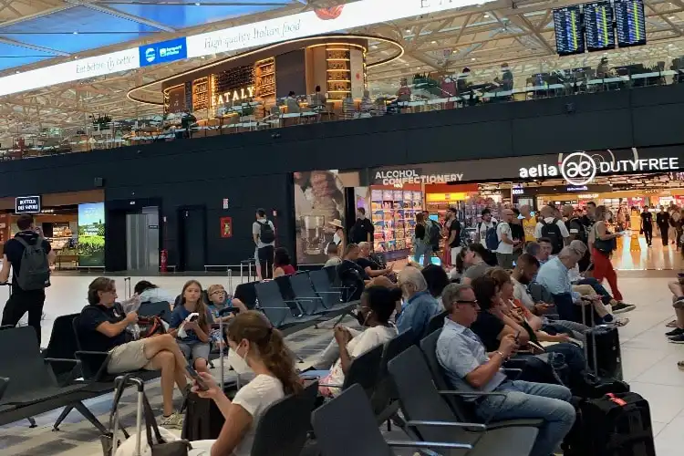 Turistas no aeroporto de Roma