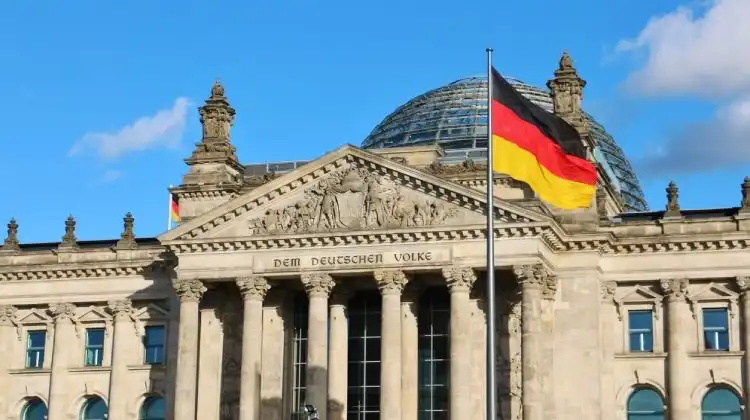 Parlamento da Alemanha facilita acesso à nacionalidade para atrair trabalhadores qualificados.