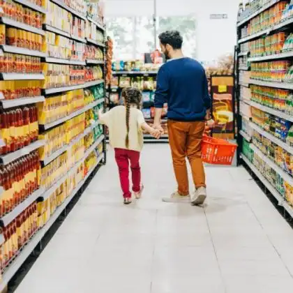 Pai e filha fazem compras em um supermercado na Alemanha