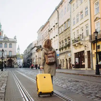 Mulher carregando mala de viagem Allbags na Europa