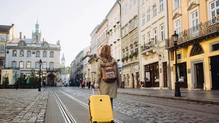 Mulher carregando mala de viagem Allbags na Europa