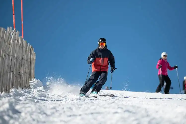 Homem esquiando tranquilo nos alpes da Europa. 
