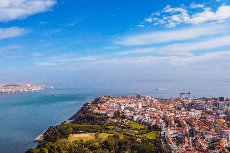 Na margem sul do rio Tejo, Almada é lar de muitos trabalhadores de Lisboa