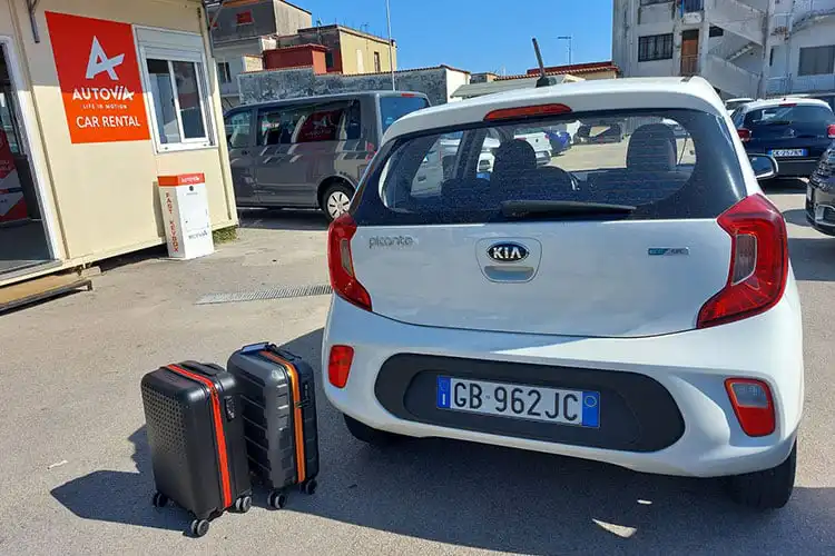 Kia Picanto branco alugado em Nápoles.