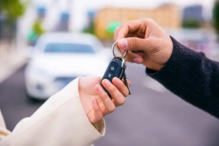 Cliente recebe as chaves ao fazer o aluguel de carro em Florença