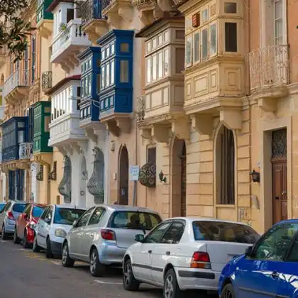 Carros estacionados em Malta