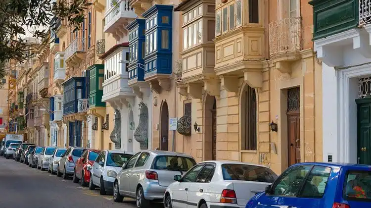Carros estacionados em Malta