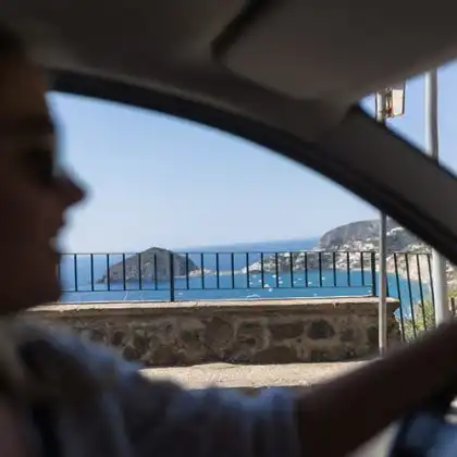 Mulher andando de carro em Nápoles