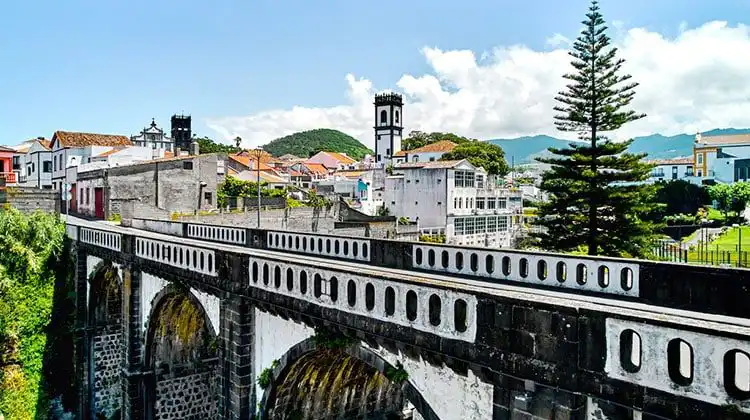 Ponte em Ponta Delgada