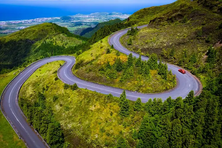 Estrada sinuosa na ilha de São Miguel, Açores, Portugal