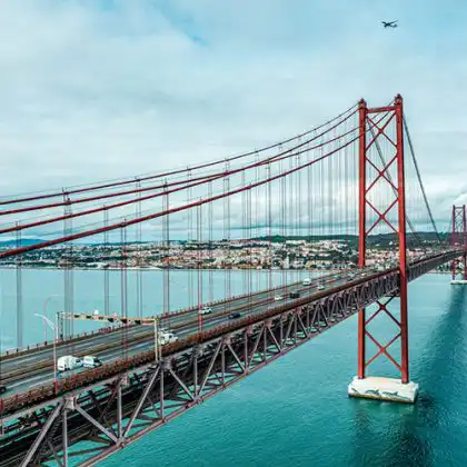 Ponte 25 de Abril, em Lisboa, é trajeto comum para quem vai alugar carro em Portugal.