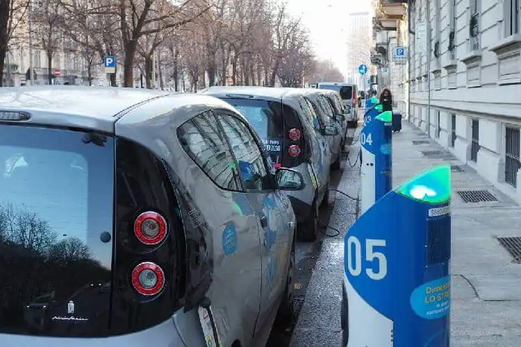 Abastecimento de carros elétricos na Itália
