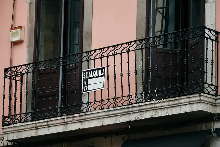 Apartamento para aluguel em prédio típico da Espanha.