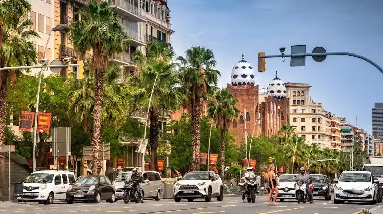 Rua de Barcelona cheia de carros.