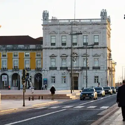 Aluguel de carro em Lisboa permite conhecer cidades próximas com mais liberdade.