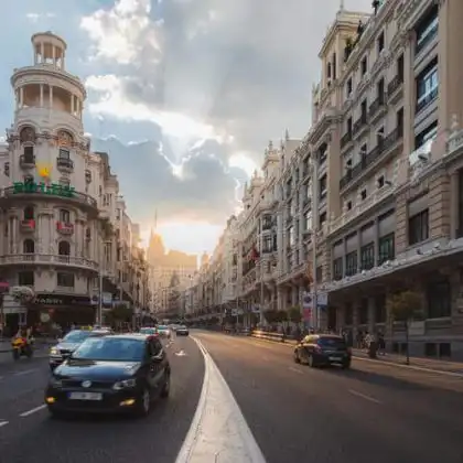 Fim de tarde com carros em Madrid, na Espanha