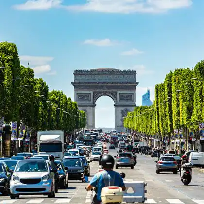 Pode fazer o aluguel de carro em Paris com a CNH brasileira.