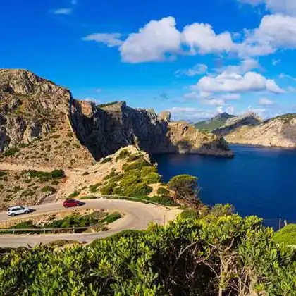 Carros em estrada da Espanha