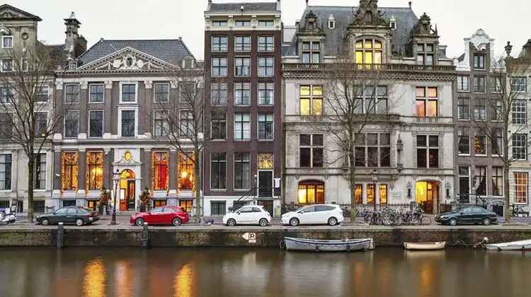Aluguel de carros em Amsterdam vale a pena para visitar cidades próximas.