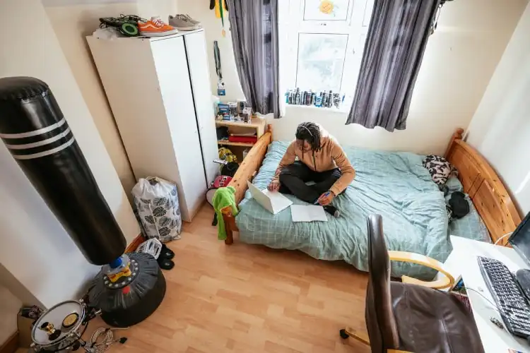 Estudantes buscam por quartos para aluguel na Espanha.
