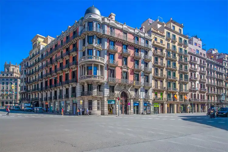 Vista de um prédio clássico da Espanha para aluguel, que ocupa um quarteirão 