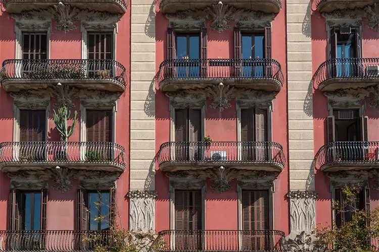 Prédios com apartamentos para aluguel na Espanha