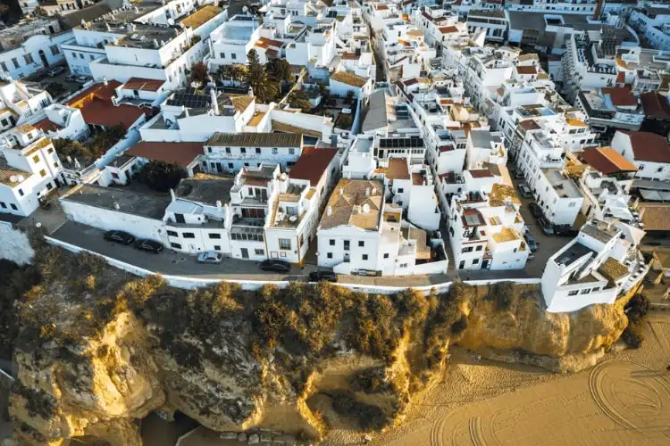 Casas no Algarve. A moradia é um item importante para calcular o custo de vida no Algarve