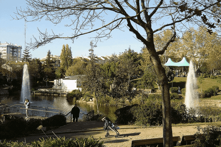 Parque em Amadora, cidade próxima a Lisboa