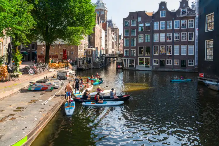 Pessoas no canal de Amsterdam na Holanda.