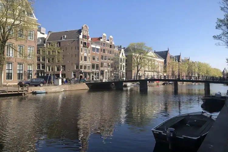 Canal de Amsterdam, na Holanda