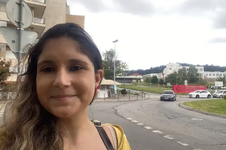 Estudante Ana Paula, com a Universidade em Braga ao fundo.