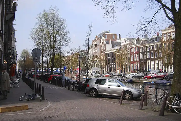 Carros estacionados em Amsterdam, Holanda