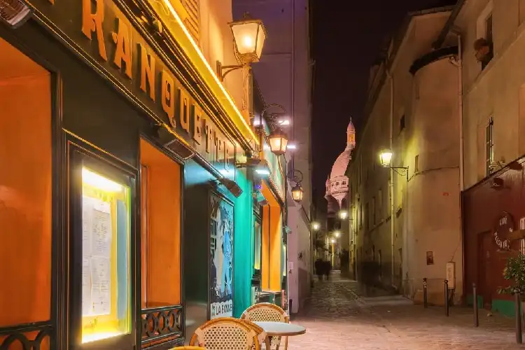 Rua deserta e escura na França.