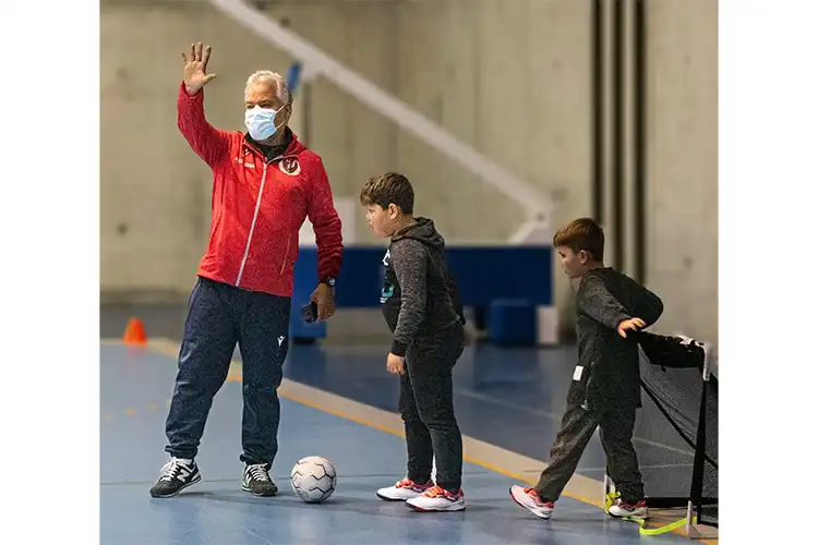 André Luiz, professor de Futsal com alunos