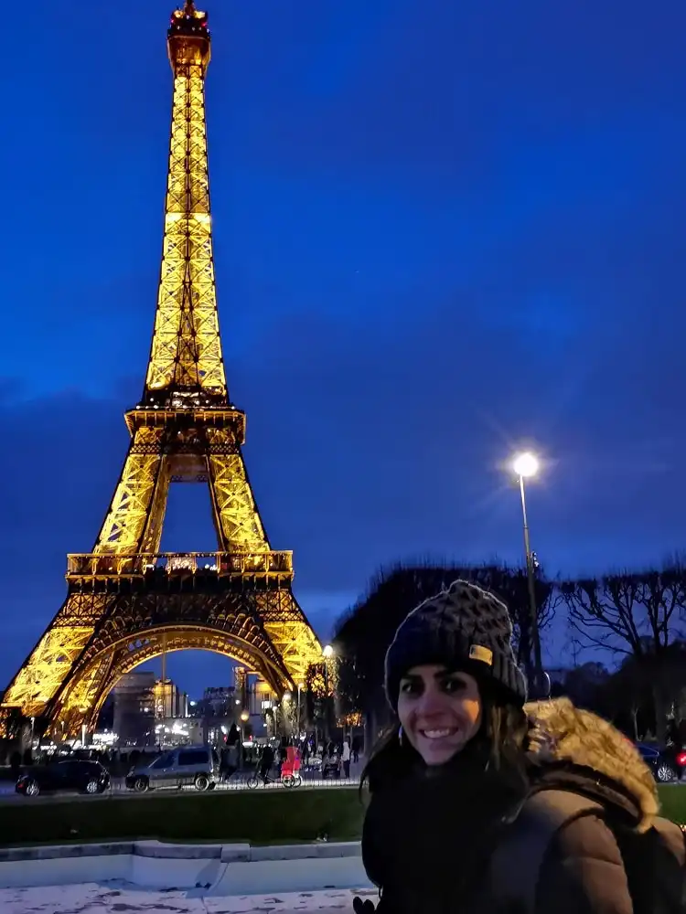 Mulher em frente à Torre Eiffel