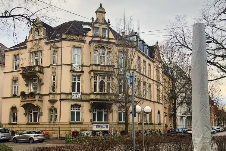 Fachada de prédio residencial em cidade alemã, comum para quem opta compartilhar apartamento na Alemanha