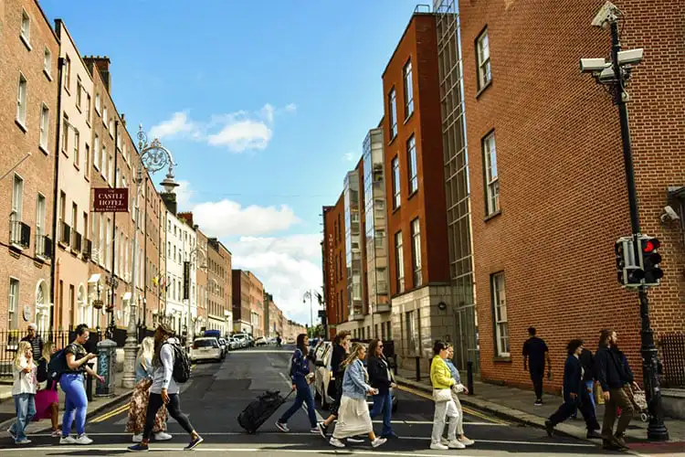 Pedestres cruzando uma das principais ruas da Irlanda