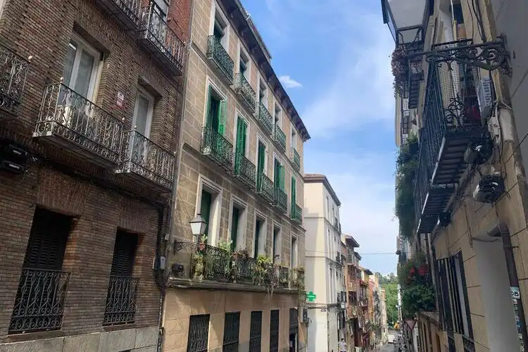 Rua do Barrio de las Letras em Madrid em dia ensolarado.