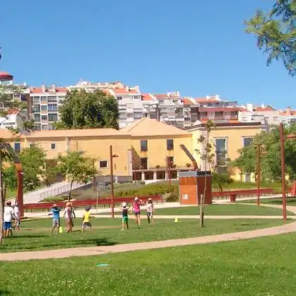 Pessoas procurando apartamento para alugar em Odivelas Portugal