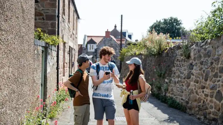 Jovens conversam em uma rua em Londres, Inglaterra