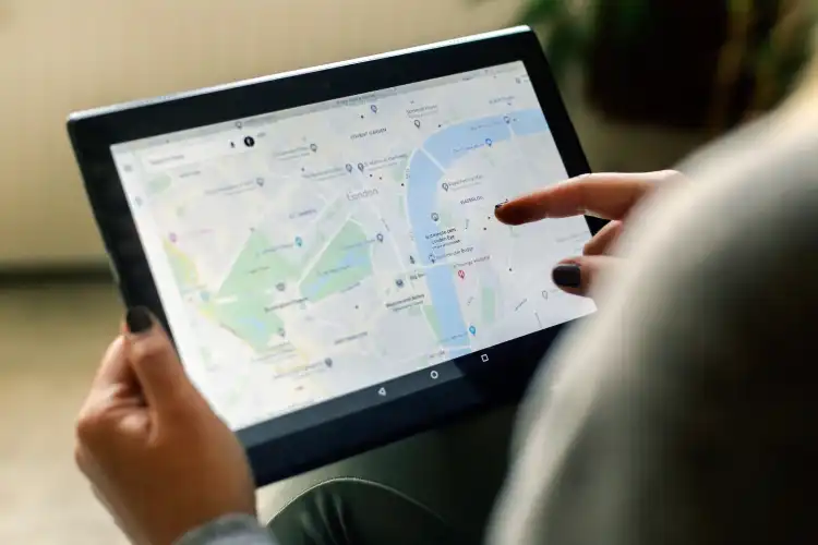 Mulher olhando Maps em um tablet