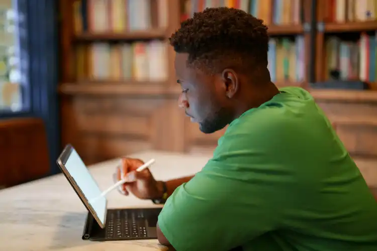 Aprender inglês online é possível com o uso da tecnologia.