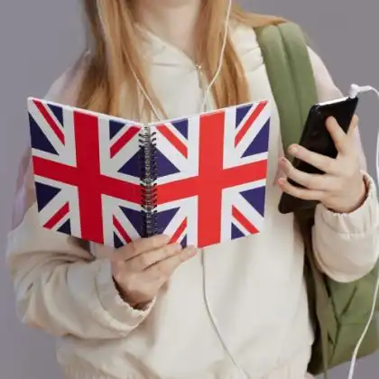 Menina com mochila segurando um celular e um caderno com a capa do Reino Unido.