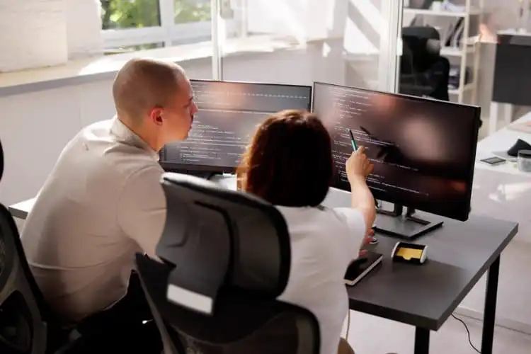 Homem e mulher trabalhando com tecnologia