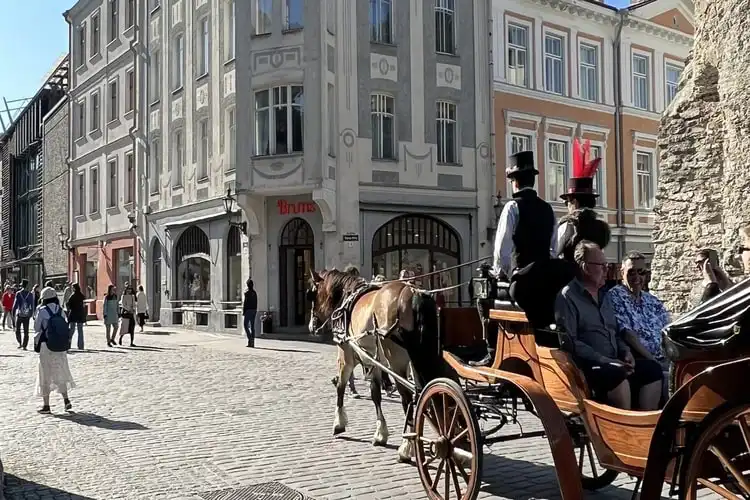 Turistas passeando de carruagem no centro da cidade de Talín, Estônia