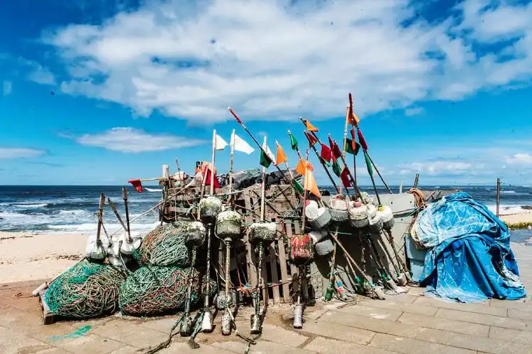Artefatos dos pescadores portugueses à beira-mar